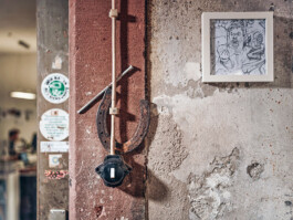 Altes Hufeisen und Lichtschalter an der Wand im Vorraum des Design Büros 