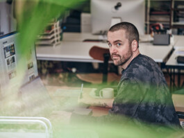 Grafikdesigner Moritz Esser bei der Arbeit 