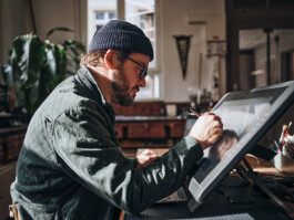 Illustrator Tilmann Waldvogel am Zeichentablet 