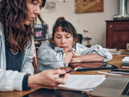 Kommunikationsdesignerin Silke Jaspers und Grafikdesignerin Yvonne Vidic bei der Zusammenarbeit 
