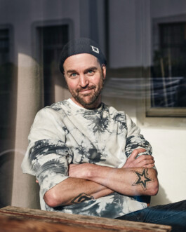 Portrait Moritz Esser – Grafikdesigner und Gründer bei Flimmern DC in Freiburg 