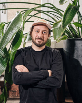 Portrait Tilmann Waldvogel, Gründer und Illustrator bei Flimmern DC in Freiburg 