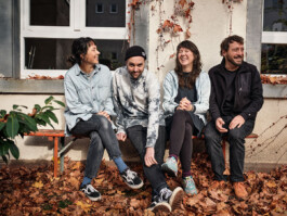 Teamfoto im Innenhof der Agentur Flimmern DC 